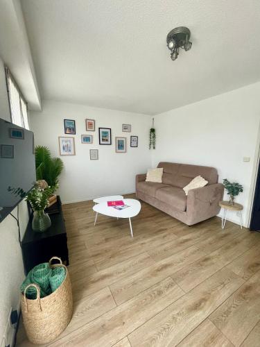 Гостиная зона в Charmant studio rénové au Coeur des Sables d'Olonne
