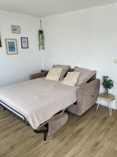 Кровать или кровати в номере Charmant studio rénové au Coeur des Sables d'Olonne