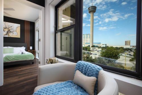 1 dormitorio con vistas a la aguja del espacio desde una ventana en Downtown 1BR-w pool&parkng,Near Rvrwalk & Conv Ctr, en San Antonio