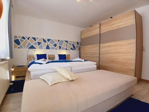 two beds in a room with two beds sidx sidx sidx sidx at Bergheim Komfort Ferienwohnungen in Walchsee