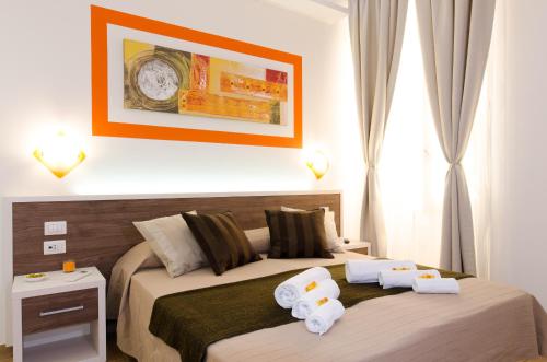 1 dormitorio con 1 cama con toallas en Gemme Di Roma Accomodation, en Roma