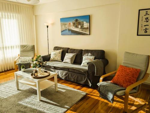 a living room with a couch and two chairs at Apartamento Portugalete Gran Bilbao 3 dormitorios - 3 bedrooms in Portugalete