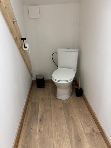 La salle de bains est pourvue de toilettes et de parquet. dans l'établissement La secret room, à Pont-de-Veyle