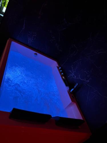 une boîte rouge assise sur une table dans une pièce sombre dans l'établissement La secret room, à Pont-de-Veyle