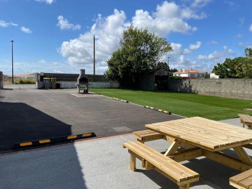 - une table de pique-nique dans un parking à côté d'un parc dans l'établissement Maison 1 chambre 2 personnes, à Talmont-Saint-Hilaire