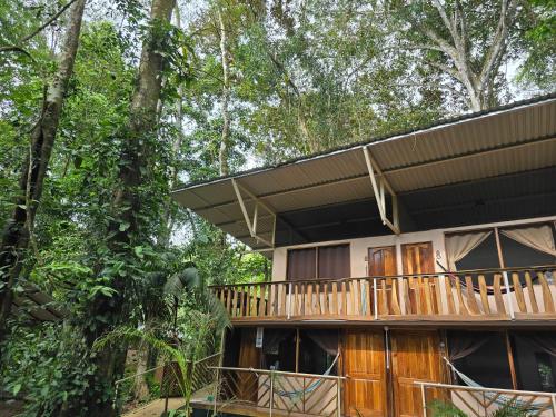 Un balcón o terraza en Cool Waters Jungle Hostel