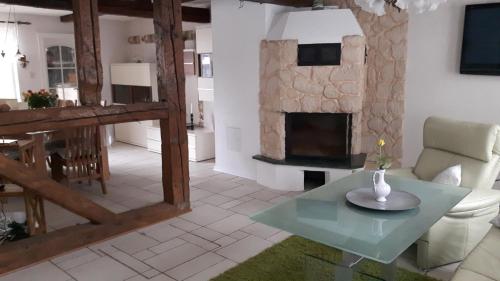 ein Wohnzimmer mit einem Tisch und einem Kamin in der Unterkunft Altstadt Ferienhaus in Wernigerode