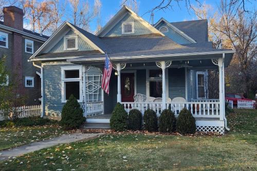une maison bleue avec un pavillon sur la terrasse couverte dans l'établissement City Park Charm - Vintage Home with Modern Comforts, à Fort Collins