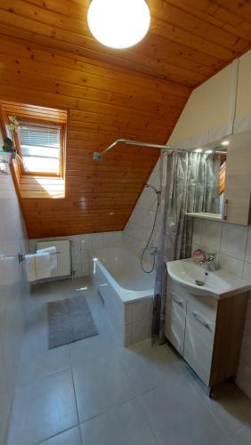 Kúpeľňa v ubytovaní Aranykagyló Nyaralóház