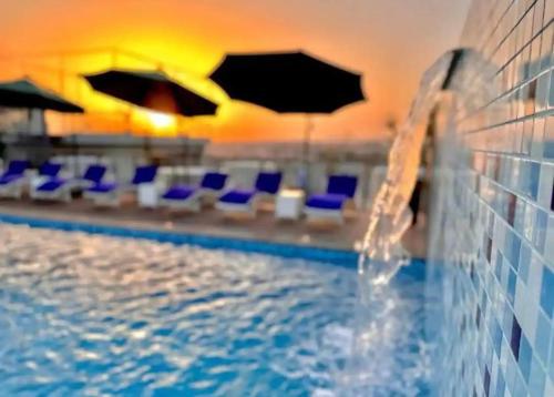 Bazén v ubytování Skyluxe 2 Chic 1Bedroom w Rooftop Club N Pool Access nebo v jeho okolí