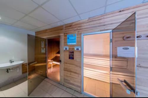 une salle de bain avec une douche, un lavabo et des toilettes dans l'établissement Appartement les Orres 1800, aux Orres