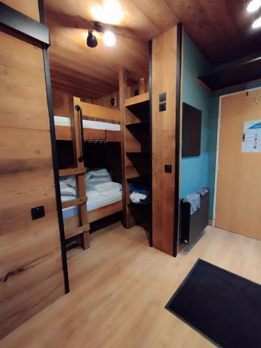 Cette chambre dispose de lits superposés et d'une télévision. dans l'établissement Appartement les Orres 1800, aux Orres