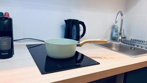 une tasse de café assise au-dessus d'un comptoir dans l'établissement Le Pixie II modern studio easy airport access, à Toulouse