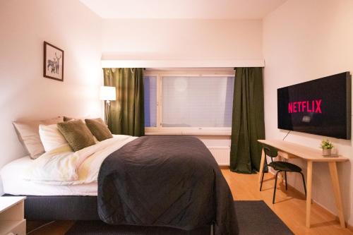 En eller flere senge i et værelse på Peaceful Stay - Near Kaari Mall, 5 Min To Train