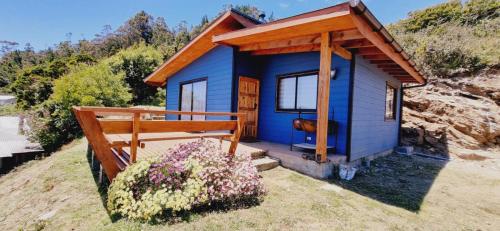 バルディビアにあるCabaña Playa Rosadaの青い小さな家 木製のポーチ付