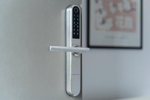 a close up of a refrigerator door handle at Exquisite 7 Bedroom 5 Bathroom House - Over 1900 sqft - Close to City Centre with Free Parking, Fast W-Fi and SmartTVs by Yoko Property in Northampton