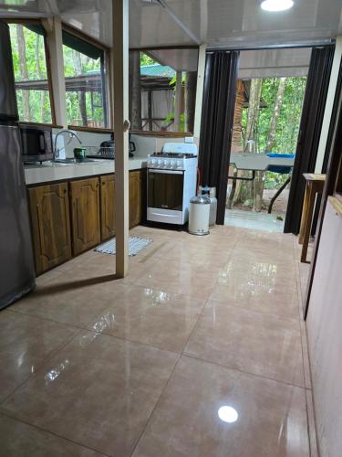Una cocina o cocineta en Cool Waters Jungle Hostel