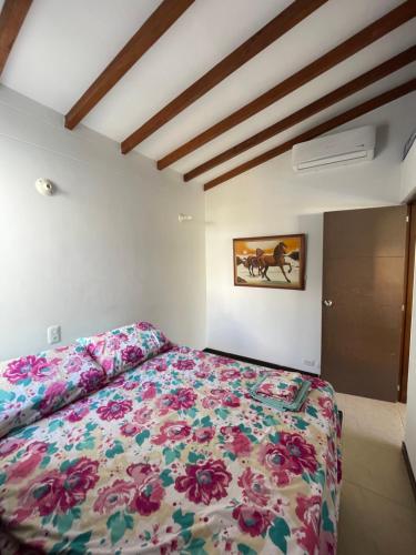Ένα ή περισσότερα κρεβάτια σε δωμάτιο στο Apartasol privado Santa Fe de Antioquia