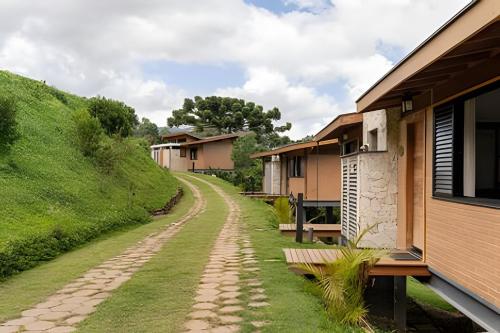a dirt road next to a row of houses at Chalés Suítes Gorjeios da Mantiqueira in São Bento do Sapucaí