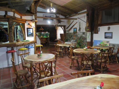 Un restaurante u otro lugar para comer en Zaysant Ecolodge
