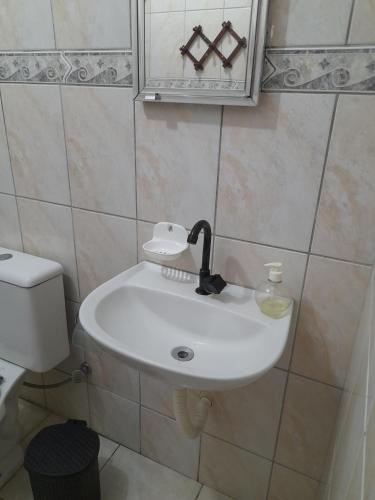 a bathroom with a sink and a toilet at Casa em Cabo Frio in Cabo Frio