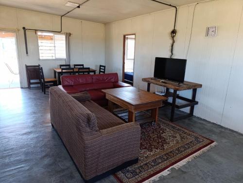un salon avec un canapé et une table dans l'établissement Casa a 50 metros de la playa PuntaNegra, à Punta Colorada