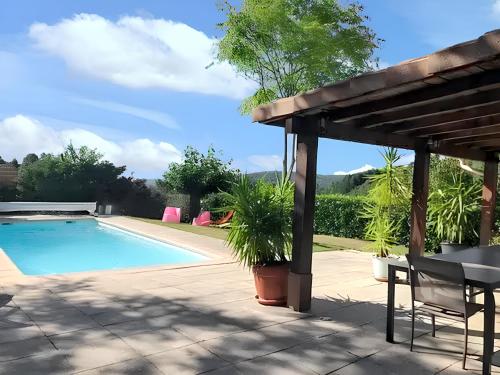 une terrasse avec une piscine et une pergola dans l'établissement Villa spacieuse avec piscine à Rocher 180 m² 10 pers., à Rocher