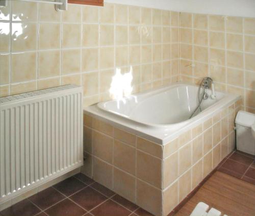 un bagno con vasca da bagno in una stanza di Villa spacieuse avec piscine à Rocher 180 m² 10 pers. a Rocher