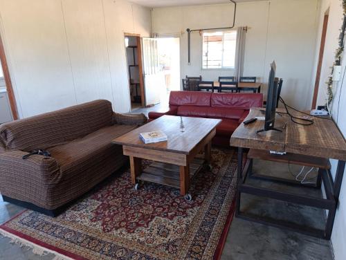 un salon avec un canapé et une table dans l'établissement Casa a 50 metros de la playa PuntaNegra, à Punta Colorada