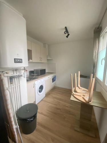 une cuisine avec une table et des chaises dans une pièce dans l'établissement Dijon - Grand studio proche parc Darcy & gare, à Dijon