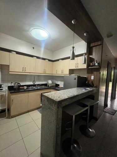 Η κουζίνα ή μικρή κουζίνα στο Arista Place Condo 2 bedroom unit