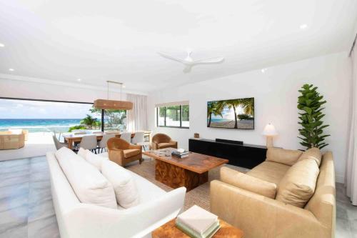 Gallery image of Halcyon Point - Brand New Beach House with Pool, Hot Tub, and Tanning Terrace in Old Man Bay