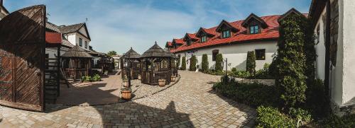 a cobblestone street in a town with a building at Hotel Pod Kogutkiem in Krzywaczka