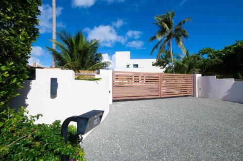 Gallery image of Halcyon Point - Brand New Beach House with Pool, Hot Tub, and Tanning Terrace in Old Man Bay