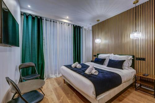 - une chambre avec un lit, une chaise et des rideaux verts dans l'établissement Modern and renovated apartment next to Sacré-Coeur, à Paris