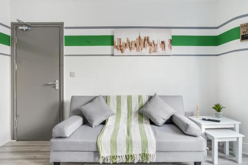 a living room with a couch and a table at Contractor Luxury Home - Long Stays - 4 Bedrooms - Sleep 8 - Zip & Link Beds - Ultra Fast WiFi - Free Parking in Birkenhead