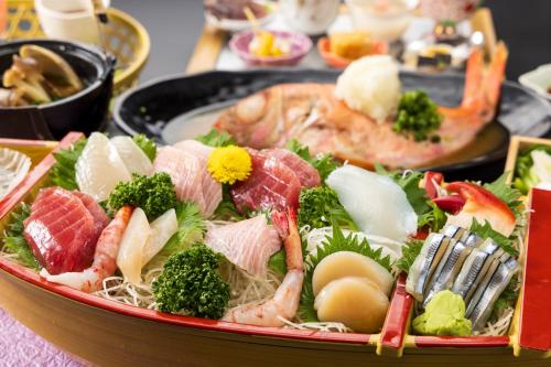 a plate of food with seafood and vegetables on a table at Sengokuhara Shinanoki Ichinoyu in Hakone
