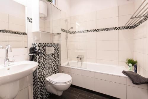 FRITZ by ROCKCHAIR Apartments l SUPERHOST Status l 3 Bedrooms Boxspringbeds 2 Bathrooms 2 Kitchen - Cozy Family & Business Flair welcomes you! photo 18