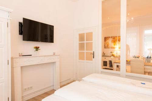 FRITZ by ROCKCHAIR Apartments l SUPERHOST Status l 3 Bedrooms Boxspringbeds 2 Bathrooms 2 Kitchen - Cozy Family & Business Flair welcomes you! photo 6