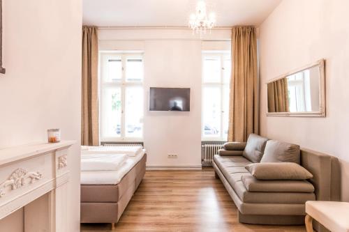 un soggiorno con divano e TV di Apartment Fritz a Berlino