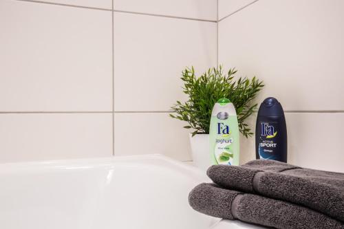 FRITZ by ROCKCHAIR Apartments l SUPERHOST Status l 3 Bedrooms Boxspringbeds 2 Bathrooms 2 Kitchen - Cozy Family & Business Flair welcomes you! photo 35