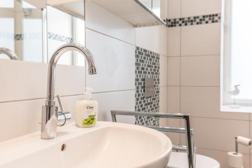FRITZ by ROCKCHAIR Apartments l SUPERHOST Status l 3 Bedrooms Boxspringbeds 2 Bathrooms 2 Kitchen - Cozy Family & Business Flair welcomes you! photo 40