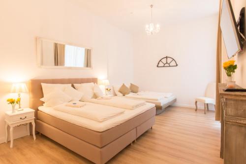 FRITZ by ROCKCHAIR Apartments l SUPERHOST Status l 3 Bedrooms Boxspringbeds 2 Bathrooms 2 Kitchen - Cozy Family & Business Flair welcomes you! photo 41