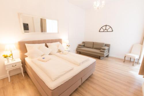 FRITZ by ROCKCHAIR Apartments l SUPERHOST Status l 3 Bedrooms Boxspringbeds 2 Bathrooms 2 Kitchen - Cozy Family & Business Flair welcomes you! photo 43