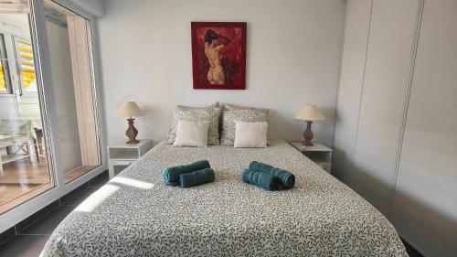 une chambre avec un lit avec deux oreillers dessus dans l'établissement Le Duplex Côté Vieux Port LA CIOTAT, à La Ciotat