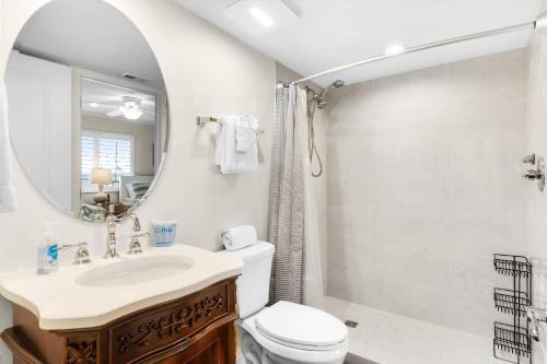 パナマ・シティ・ビーチにあるCommodore 906 (3/3)の洗面台、トイレ、鏡のあるバスルーム
