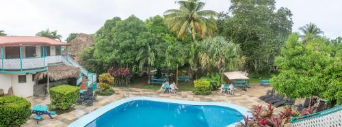 Piscine de l'établissement Drift Inn Cayo ou située à proximité