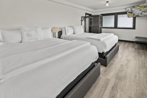Postel nebo postele na pokoji v ubytování Icon Inn