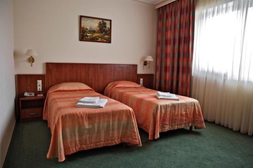 Postel nebo postele na pokoji v ubytování Hotel Lukács Superior
