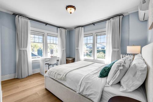 Katil atau katil-katil dalam bilik di West King Edward Luxury Guest Home